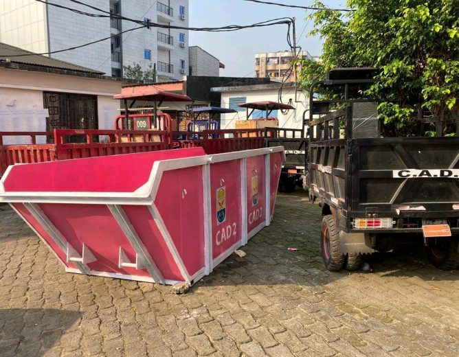 APRÈS DES TRACTOPELLES PLACE AUX BACS A ORDURES.