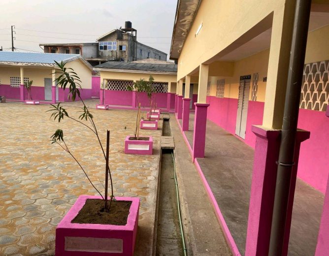 UN CADEAU À L’ÉCOLE PUBLIQUE DE NKOULOULOUN.